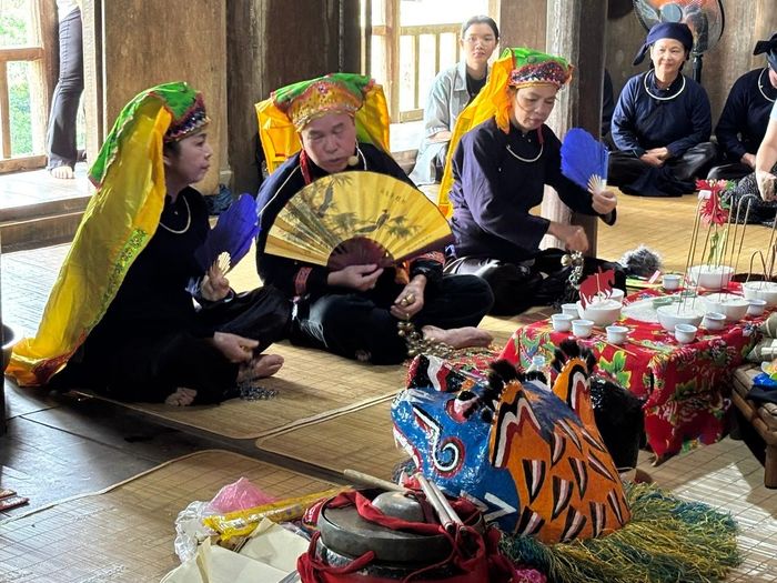 Tại không gian miếu làng Nùng ở Đồng Mô, nghi lễ được tái hiện trang trọng, chuẩn mực dưới sự chủ trì của Chủ lễ – Thầy pựt Nông Văn Long cùng hai thầy phụ (Nông Thị Luyến, Triệu Bích Phượng) và đông đảo bà con dân bản xóm Cao Chương.