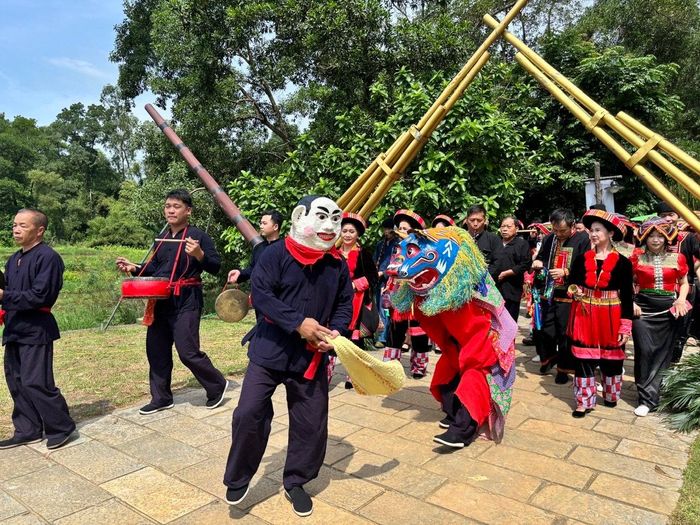 Nghi lễ cầu mùa là nghi thức quan trọng trong đời sống văn hóa tinh thần của người Nùng. Việc tái hiện nghi thức này góp phần giới thiệu rộng rãi hơn nét đẹp văn hóa dân tộc tới nhân dân và du khách đến Hà Nội trong kỳ nghỉ lễ 2-9.