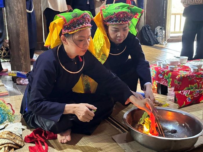 Phần lễ diễn ra thiêng liêng với chuỗi nghi thức cổ truyền đặc sắc: Màn "Sát ví" (Tẩy uế) đầy ấn tượng.