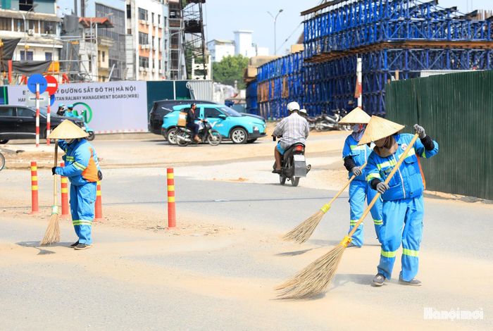 Công tác vệ sinh môi trường được các đơn vị liên quan thực hiện nghiêm túc, bảo đảm không ảnh hưởng đến việc đi lại của người dân.