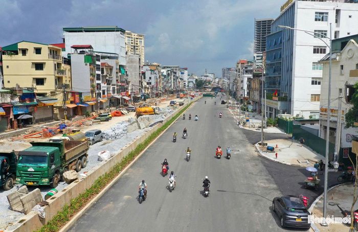Cùng với phần đường đã thông xe, 2 cầu vượt tại nút giao Láng Hạ - Giảng Võ và nút giao Nguyễn Chí Thanh được nhà thầu tích cực triển khai.