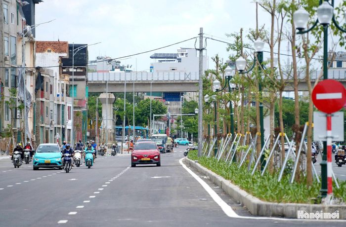 Với mặt cắt rộng, tuyến đường được tổ chức 8 làn xe, tạo thêm không gian lưu thông và tăng khả năng kết nối giữa các khu vực trên trục Vành đai 1.