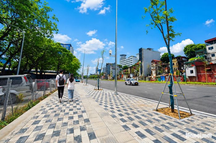 Nhiều đoạn vỉa hè trên toàn tuyến đã cơ bản hoàn thành.