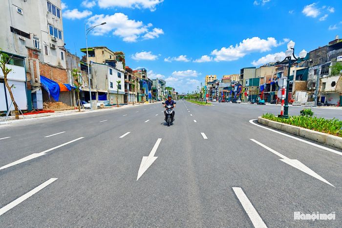 "Tuyến đường này không chỉ giải quyết tình trạng ùn tắc giao thông, giúp mọi người thuận tiện hơn trong việc đi lại mà còn tạo diện mạo mới cho khu vực", chị Uyên đánh giá.