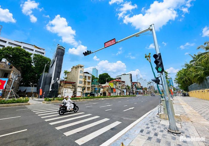 Là người thường xuyên di chuyển qua tuyến Vành đai 1, chị Hoàng Tú Uyên (phường Cầu Giấy) chia sẻ: "Chúng tôi rất phấn khởi khi tuyến đường hoàn thành và đưa vào sử dụng. Trước đây, vào giờ cao điểm, việc di chuyển qua Vành đai 1 có khi mất cả tiếng đồng hồ”.