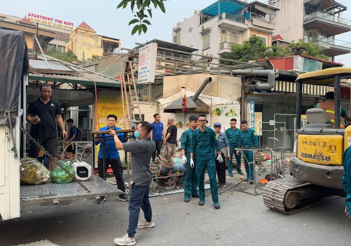 Người dân bàn giao mặt bằng thi công dự án cầu Trần Hưng Đạo. Ảnh: PHH