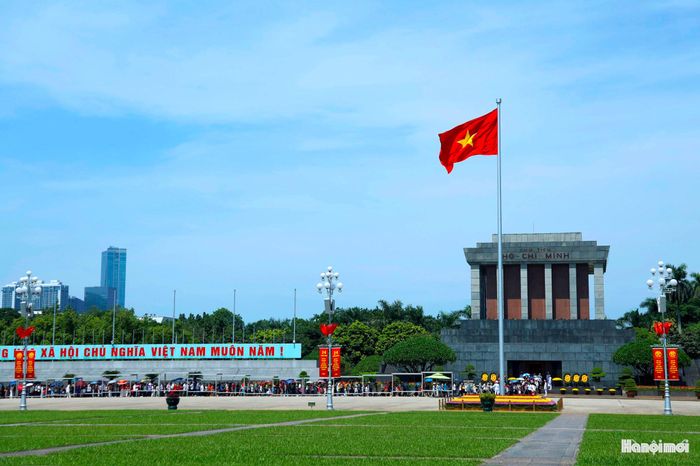 Thời tiết Hà Nội tương đối thuận lợi cho người dân tham gia hoạt động ngoài trời dịp Quốc khánh. Ảnh: HNM