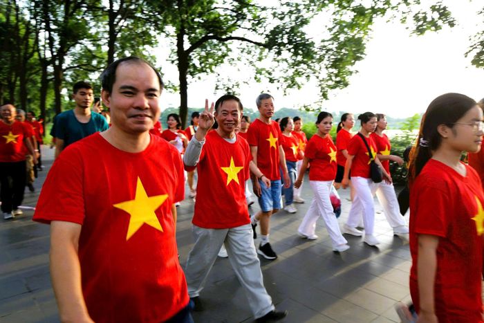 Hoạt động đi bộ không chỉ đơn thuần là một sự kiện thể dục, thể thao, mà còn là dịp lan tỏa thông điệp: Mỗi người dân khỏe mạnh sẽ góp phần tạo nên một cộng đồng khỏe mạnh... Ảnh: Hoàng Linh