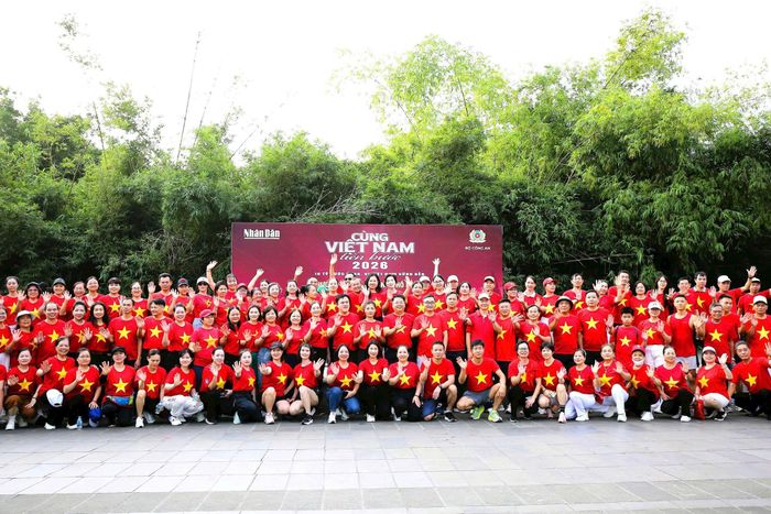 Từ Công viên Yên Sở, những bước chân khỏe khoắn hòa cùng nhịp bước của nhân dân cả nước, lan tỏa thông điệp “Mười tỷ bước xanh - Vì Việt Nam vững bền”. Ảnh: Hoàng Linh