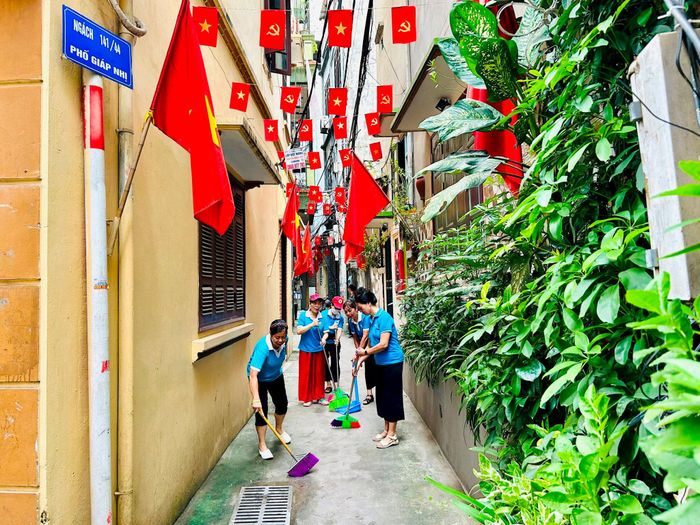 Chi hội Phụ nữ Tổ dân phố số 8 chung tay quét dọn, làm sạch đẹp đường ngõ. Ảnh: Trần Oanh.
