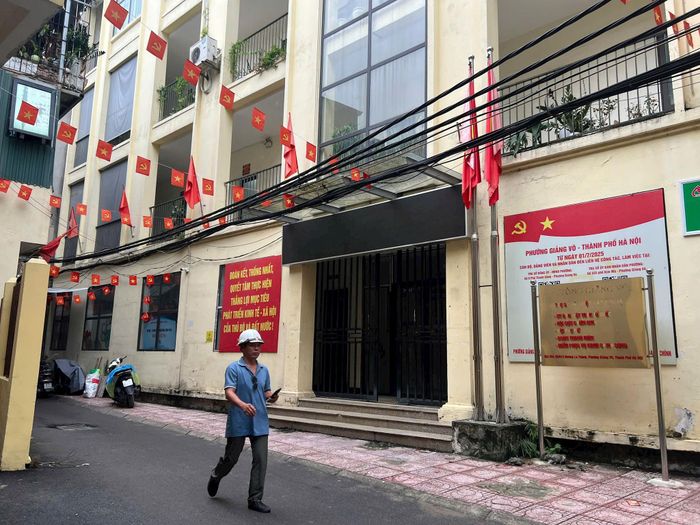 Trụ sở phường Ngọc Khánh (cũ) nay là phường Giảng Võ. Ảnh: Hiệp Hoa