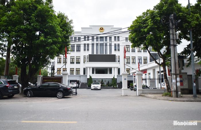 Trụ sở Đảng ủy, HĐND và UBND phường Tứ Liên (trước đây) được bố trí làm trụ sở HĐND và UBND phường Hồng Hà. Ảnh: Phan Anh