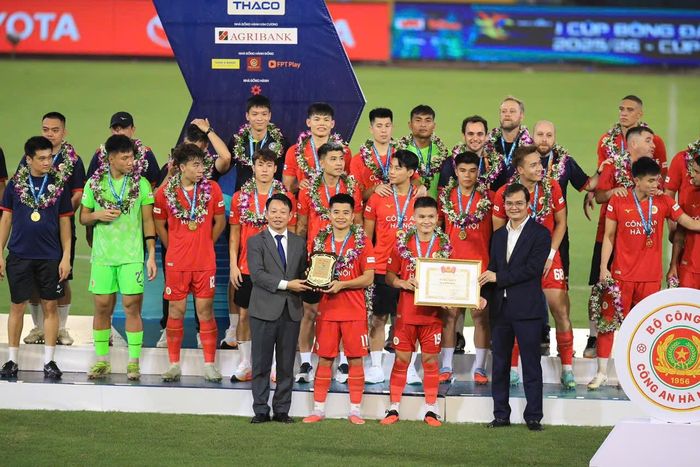 Danh hiệu là sự khởi đầu đầy thuận lợi cho đội bóng Thủ đô trước khi bước vào mùa giải mới với mục tiêu cạnh tranh những vị trí cao nhất. Ảnh: Ngọc Tú