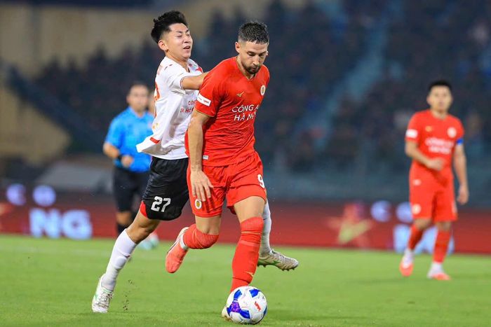 Công an thành phố Hồ Chí Minh gặp nhiều khó khăn trong việc triển khai bóng và tổ chức các phương án tấn công. Khoảng cách về thế trận ngày càng được CAHN nới rộng khi đội bóng áo đỏ duy trì sức ép mạnh mẽ. Ảnh: Ngọc Tú