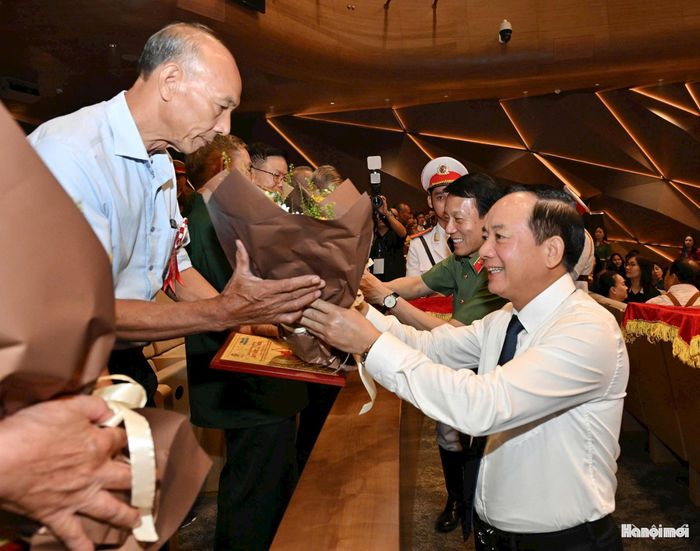 Trưởng ban Tuyên giáo Trung ương Trịnh Văn Quyết và Đại tướng Lương Tam Quang, Bộ trưởng Bộ Công an tặng hoa và quà tri ân tại chương trình. Ảnh: Viết Thành