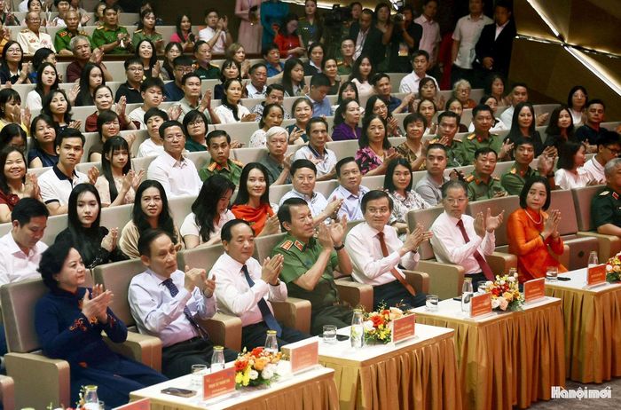 Các đại biểu tham dự chương trình. Ảnh: Viết Thành