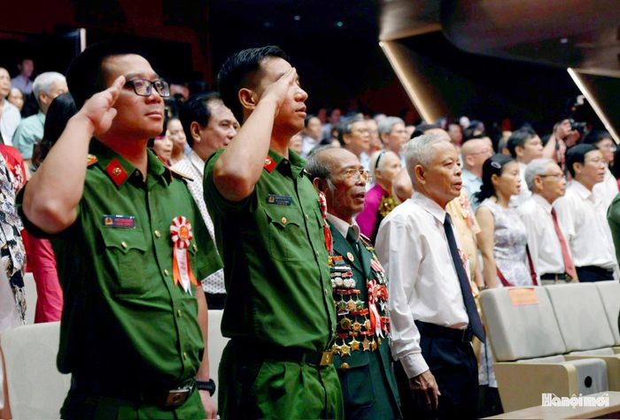 Các đại biểu dự chương trình.