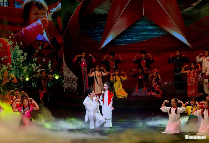 Chương II "Sáng ngời chính khí - Nâng bước non sông": Khắc họa sâu sắc vẻ đẹp con người Việt Nam - nơi tinh thần độc lập, lòng yêu nước, chính khí dân tộc được thử thách, tôi luyện và tỏa sáng qua những năm tháng kháng chiến trường kỳ.