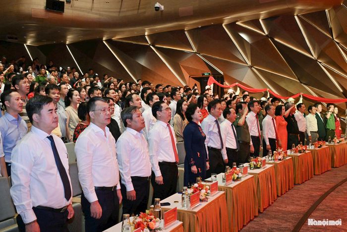 Các đồng chí lãnh đạo Đảng, Nhà nước và thành phố Hà Nội dự chương trình.