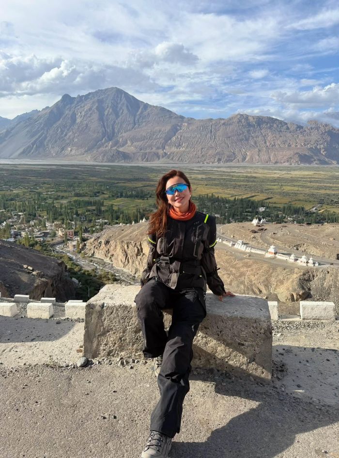 "Và rồi giữa những dãy Himalaya hùng vĩ, tôi nhận ra một điều rất giản dị: Thế giới rộng lớn hơn rất nhiều so với những giới hạn mà mình từng tự đặt ra cho chính mình. Cứ đi. Cứ khám phá. Cứ sống một cuộc đời khiến mình khi nhìn lại, có thể mỉm cười và nói: “Mình đã thật sự sống!", Jennifer tâm sự.