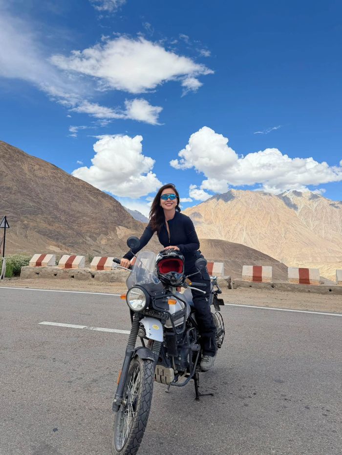 Khardung La là một trong những đèo có đường xe cơ giới cao nhất thế giới với độ cao 5.359 m và cảnh núi non hùng vĩ, làm Jennifer Phạm say đắm.
