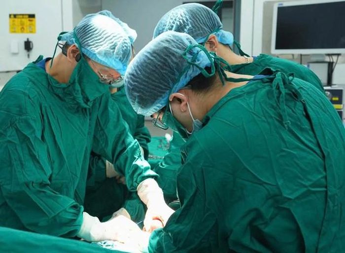 Các bác sĩ phẫu thuật cho bệnh nhân. Ảnh: BVCC.