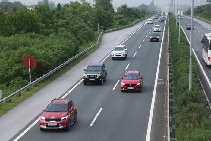 Theo Cục CSGT, tai nạn liên hoàn trên cao tốc không chỉ tiềm ẩn nguy cơ gây thiệt hại nghiêm trọng về tính mạng, sức khỏe và tài sản mà còn khiến nhiều phương tiện phải chiếm dụng làn đường để xử lý sự cố, gây ùn tắc kéo dài (ảnh Nhật Tân).
