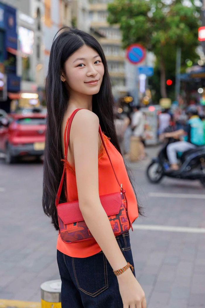 Ngay dưới bài đăng của Anh Thơ, Hoa hậu Hà Kiều Anh, Khánh Thi, NTK Lê Thanh Hoà... đều trầm trồ diện mạo xinh đẹp, trưởng thành của An Nhiên. Trong khi đó, khán giả liên tục để lại bình luận "gợi ý" ái nữ nhà Bình Minh lấn sân showbiz: Làm người mẫu như bố hoặc đi thi hoa hậu...