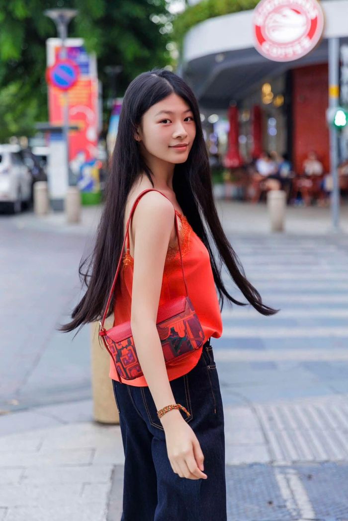 Trong bộ ảnh tuổi 17, An Nhiên diện phong cách áo hai dây mix quần jean, giày thể thao cực kỳ năng động nhưng cũng rất ra dáng thiếu nữ.