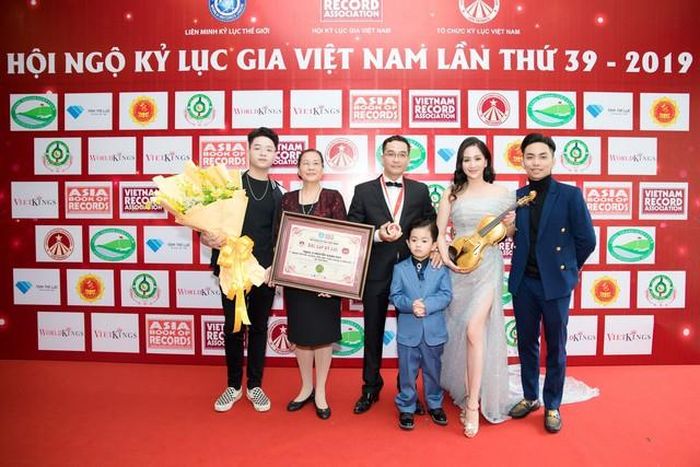 Nghệ sĩ Nguyễn Xuân Huy bên đại gia đình.