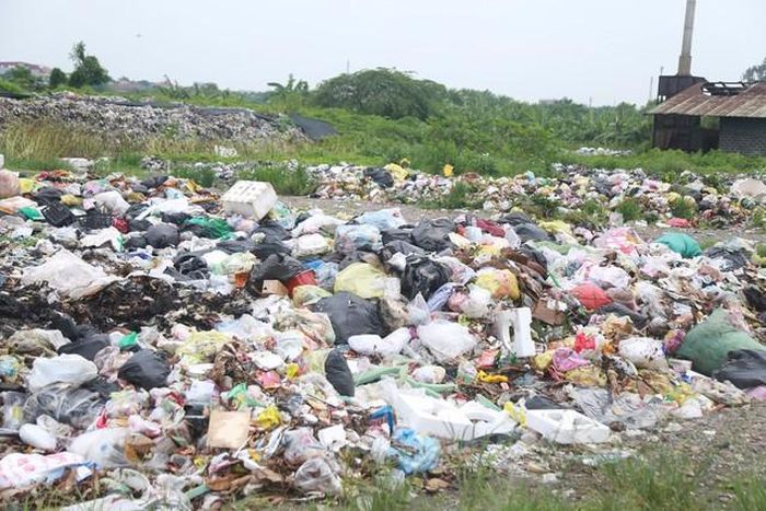 Theo người dân khu vực cho biết, hiện hằng ngày rác thải vẫn được đem về đây để tập kết.