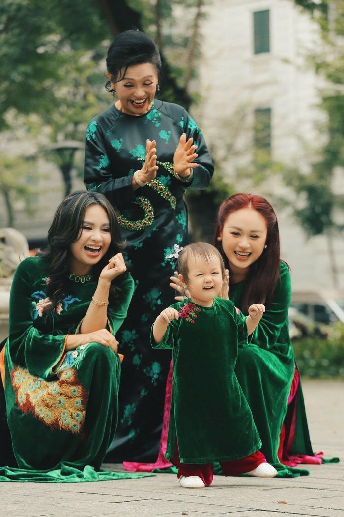 Bốn thế hệ gia đình NSND Thanh Lam. Ảnh VTV