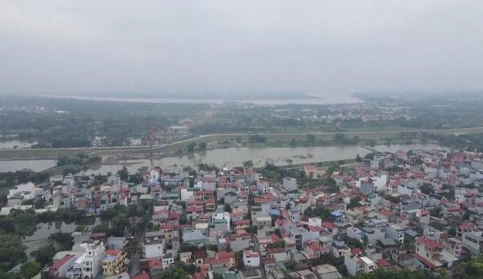 Với thời gian từ khi khởi công đến mục tiêu thông xe tháng 7/2027 chưa đầy một năm, giải phóng mặt bằng được xác định là một trong những yếu tố quyết định tiến độ dự án.