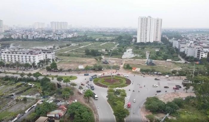 Dự án dài hơn 10km, mặt cắt rộng 60-80m, dự kiến hoàn thành các hạng mục chính để kết nối đồng bộ với cầu Ngọc Hồi vào tháng 7/2027.