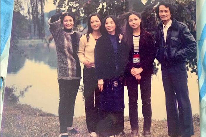 NS ƯT Lê Vi sinh ra trong gia đình có nền tảng nghệ thuật có bố mẹ là các nghệ sĩ gạo cội Trần Tiến - Lê Mai, có các chị là NSND Lê Khanh, Lê Vân.