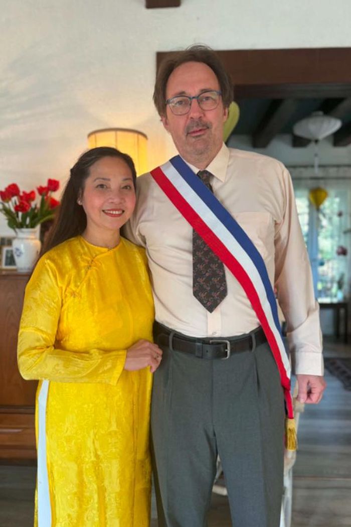NSƯT Lê Vi và chồng.