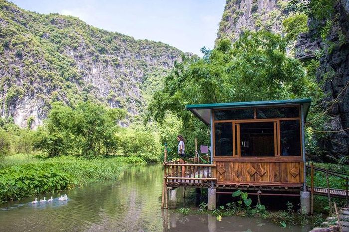 Không gian homestay ở Ninh BInh bình yên giữa núi rừng. Ảnh: Di Vỹ.