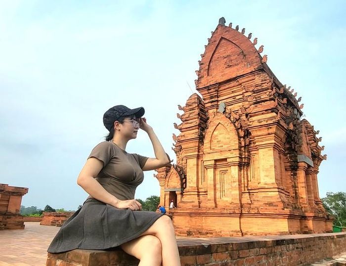 Du khách chụp ảnh tại Làng Văn hóa - Du lịch các dân tộc Việt Nam. Ảnh: Quỳnh Mai.