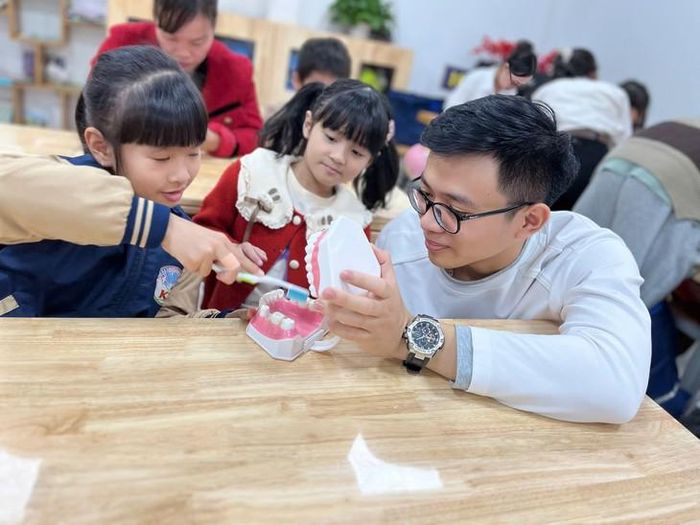 Bên cạnh chuyên môn vững vàng, tân thủ khoa luôn dành sự quan tâm đặc biệt đến các hoạt động giáo dục sức khỏe và chăm sóc cộng đồng. Ảnh: QM
