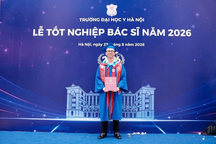 Tân thủ khoa Bác sĩ nội trú Phạm Quang Minh trong ngày lễ tốt nghiệp tại Trường Đại học Y Hà Nội và khoảnh khắc hạnh phúc bên cha mẹ - điểm tựa vững chắc trên hành trình chinh phục ước mơ áo blouse trắng.