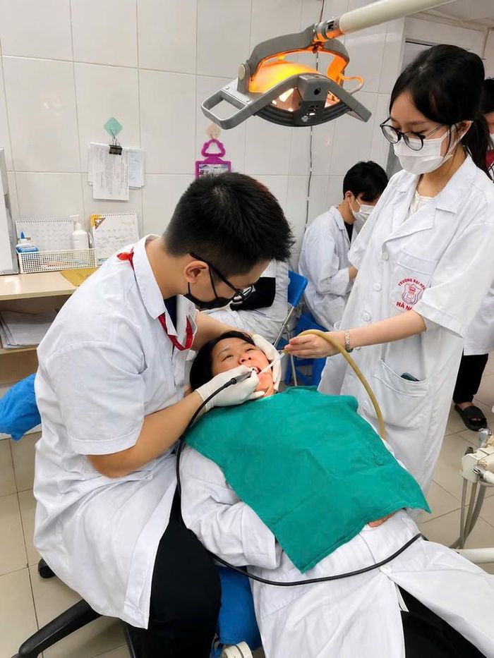 Quá trình thực hành lâm sàng nghiêm túc và miệt mài rèn giũa chuyên môn của tân thủ khoa Bác sĩ nội trú Phạm Quang Minh. Ảnh: QM