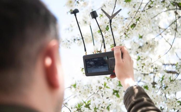Binh lính Ukraine sử dụng máy dò UAV để phát hiện các UAV của Nga đang bay đến. (Ảnh: Getty Images)