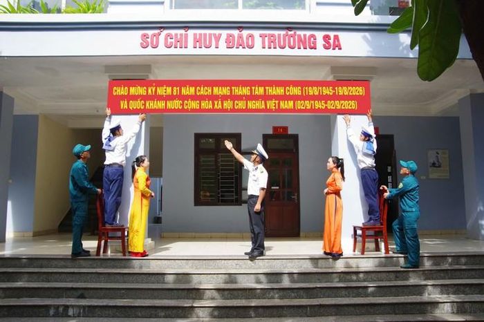 Tại các đảo ở Trường Sa đều trang trí trang trọng hướng về ngày Quốc khánh. Ảnh: Thành Vũ. 
