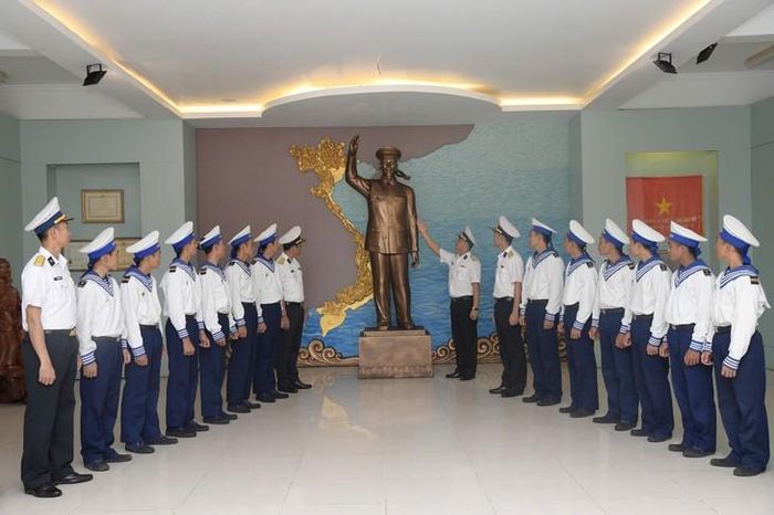 Cán bộ, chiến sĩ tham quan Nhà truyền thống ở đảo Trường Sa nhân dịp Quốc khánh. Ảnh: Thành Vũ.