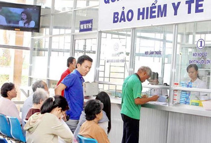 Bộ Y tế cho biết sẽ ghi nhận kiến nghị nghiên cứu nâng mức hưởng BHYT đối với người hưởng lương hưu từ đủ 75 tuổi, đặc biệt là người có mức lương hưu thấp, mắc bệnh nặng hoặc bệnh mạn tính phải điều trị thường xuyên, trong quá trình hoàn thiện chính sách BHYT. Ảnh: Tư liệu