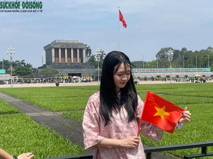 Trước lễ Quốc khánh 2/9, người trẻ Hà Nội đến Quảng trường Ba Đình, thể hiện tình yêu Đất nước theo cách gần gũi. Ảnh: Phúc Đức.