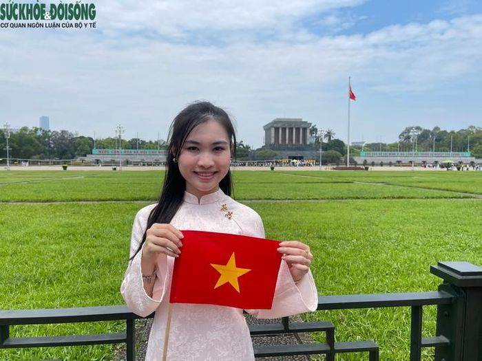 Nguyễn Yến Trang đến Quảng trường Ba Đình để chụp hình lưu niệm trước dịp lễ Quốc khánh 2/9. Ảnh: Phúc Đức.