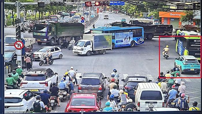 Giữa dòng xe đông đúc ngày đầu nghỉ lễ, CSGT mở đường cho taxi chở cụ bà 83 tuổi đột quỵ đi cấp cứu. (Ảnh Phòng CSGT Hà Nội)