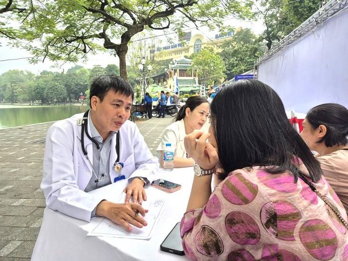 PGS.TS Nguyễn Trọng Hưng tư vấn dinh dưỡng cho người dân tại Hà Nội. Ảnh: D.Hải