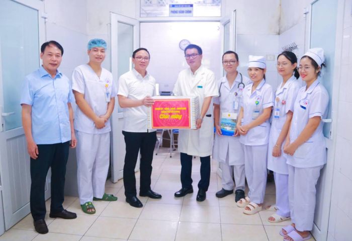 Ông Đào Trọng Đức - Phó Chủ tịch UBND TP Hải Phòng cùng Giám đốc Sở Y tế đến thăm, động viên cán bộ, nhân viên y tế các kíp trực Bệnh viện Việt Tiệp (ảnh trên) và Bệnh viện Kiến An (ảnh dưới). Ảnh:V.Duyên.